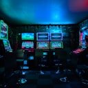 电竞选手在比赛中专注操作键盘和鼠标 - 展现电子竞技的激烈对决