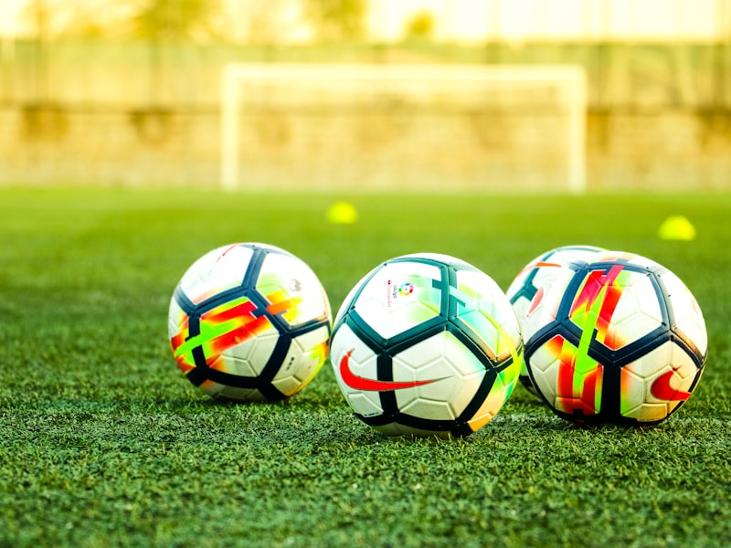 一群体育迷在酒吧通过大屏幕观看比赛并欢呼 - 象征多元化互动与社区体验